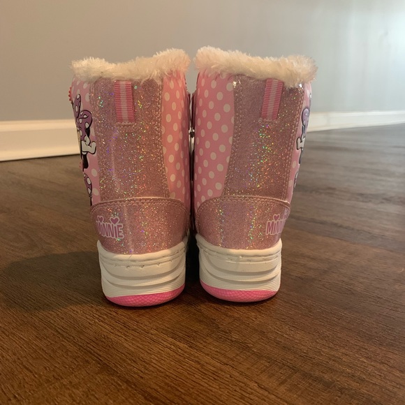 Minnie Mouse toddler snow boots size 7! - Picture 4 of 9